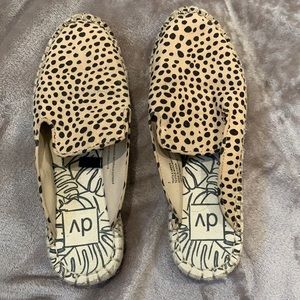 Dolce vita cheetah slides